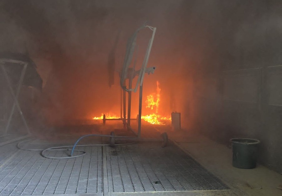 בגלל תנור צבע: שריפה פרצה במוסך בבאר שבע | צפו בתיעוד