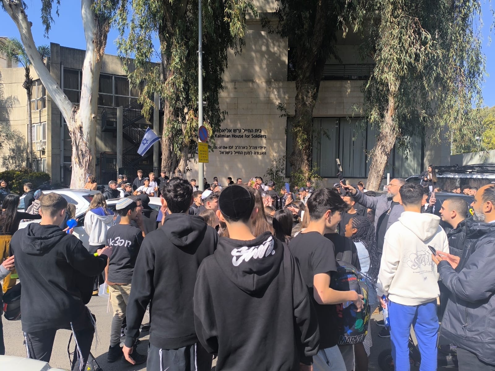 מחאה ענקית מול התיכון שהשעה תלמיד שהניח תפילין | תיעוד