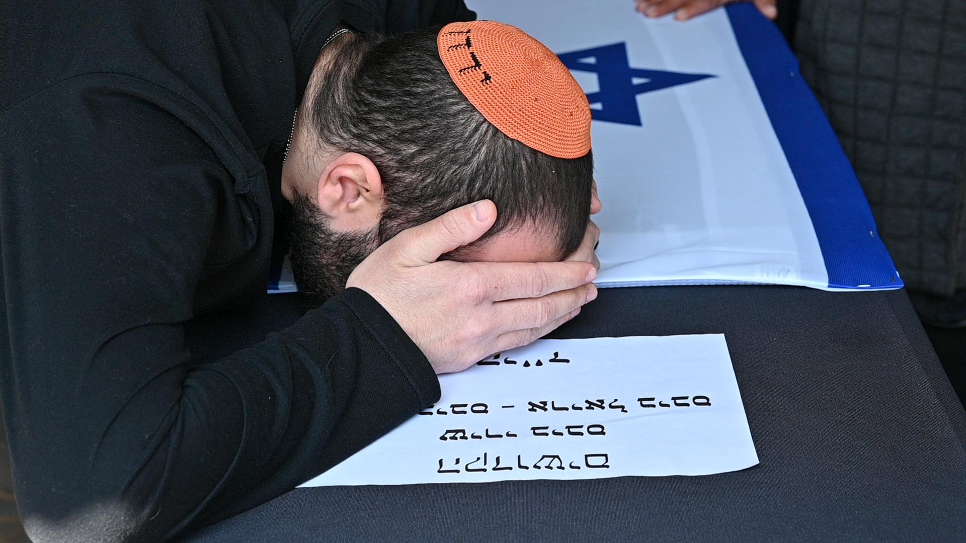 פורסמו תמונות מתוך טקס הקבורה של בני משפחת ביבס הי"ד