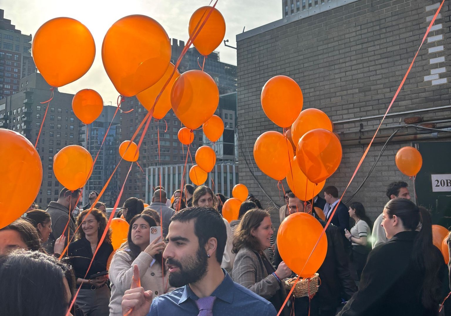 העולם נצבע כתום: בלונים הופרחו בקונסוליה כהזדהות עם ביבס