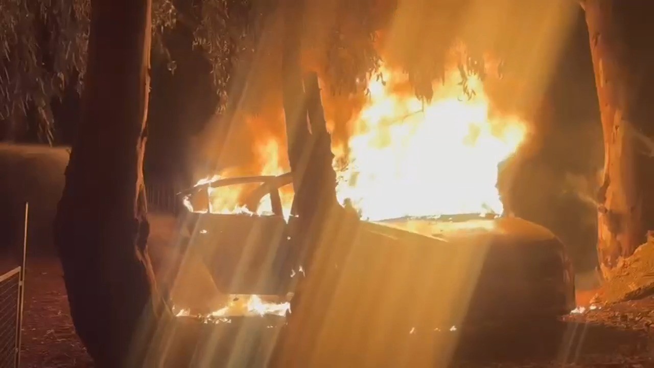 רכב עלה באש בחדרה - צוותי כיבוי השתלטו על האירוע ללא נפגעים