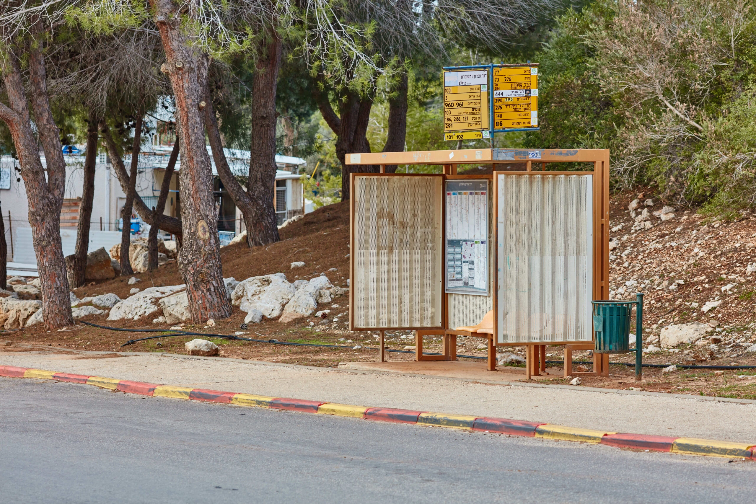 בתחנת אוטובוס: אישה מבוגרת הותקפה ונשדדה באלימות