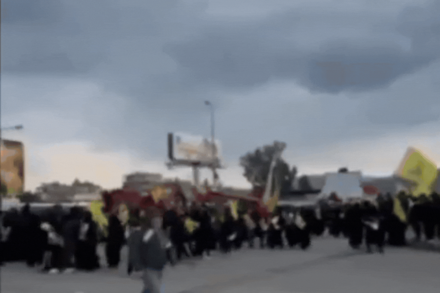 אלפי לבנונים בדרכם לטקס ההלוויה של רב המרצחים חסן נסראללה