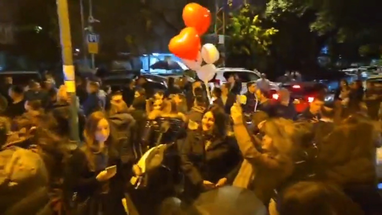 לאחר שחרורו: הנגד ארי רוזנפלד מתקבל בשמחה בבני ברק | צפו