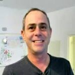 בתו נרצחה, הוא נחטף בשידור חי בפייסבוק | סיפורו של צחי עידן