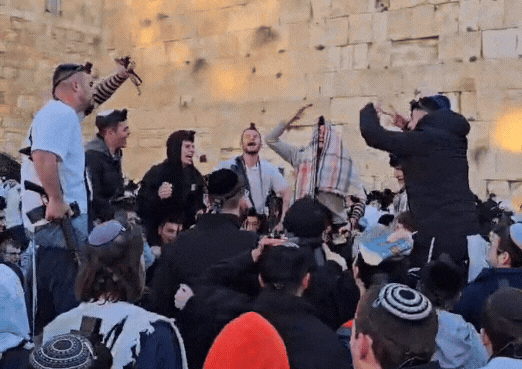 בשירה, שמחה וריקודים: המונים השתתפו בתפילת ראש חודש בכותל