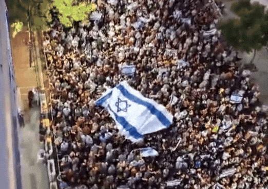 לצלילי התקווה ודגלי ישראל: אלפים התכנסו לזכר משפחת ביבס