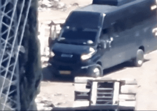 בתוך דופן כפולה: 4 שב"חים נתפסו בגג רכב הסעות ליד ירושלים