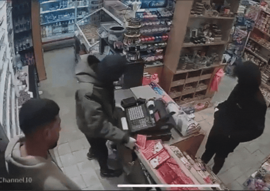 שודדים פשטו על חנות בבאר שבע ולא ציפו לתגובה של המוכר | צפו