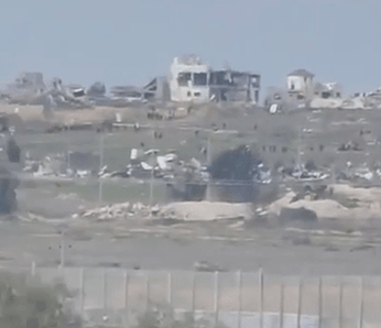 עשרות עזתים מסתובבים סמוך לגדר, מאות מטרים מקיבוץ נחל עוז