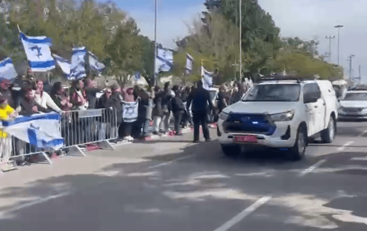 עם ישראל קיבל את שיירת ארונות החטופים החללים | צפו