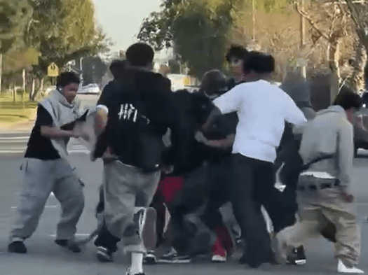 ערבים תקפו ילד יהודי בארה"ב - עוברי אורח רבים התעלמו | צפו
