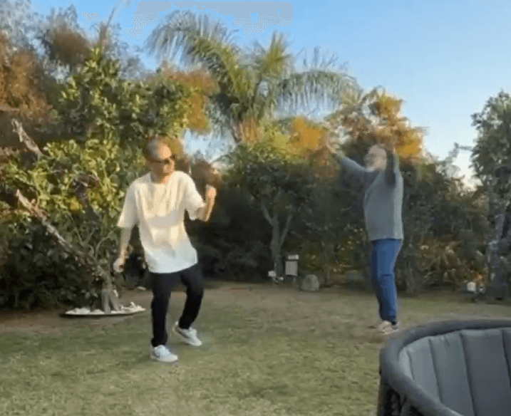 "אני חופשי": הסרטון המרגש של עומר ונקרט רוקד עם אביו | צפו
