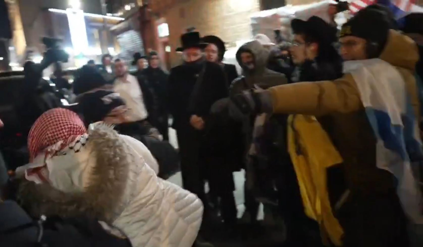 תומכי חמאס הפגינו בבורו פארק: הקהילה היהודית הדפה אותם