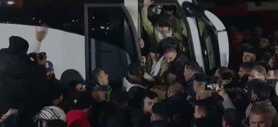 תוך צעקות "אללה אכבר": כך התקבלו המחבלים ע"י ההמון ברמאללה