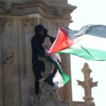 צפו בתיעוד: מפגין אנטישמי טיפס על הביג בן – ושיתק את לונדון