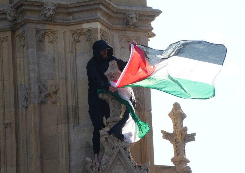 צפו בתיעוד: מפגין אנטישמי טיפס על הביג בן - ושיתק את לונדון