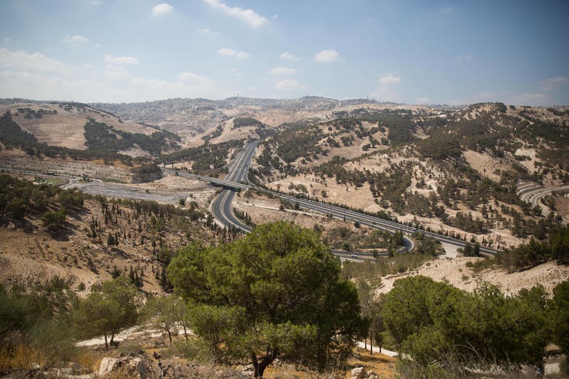 התגובה המבוהלת של חמאס בעקבות אישור סלילת כביש "מרקם החיים"