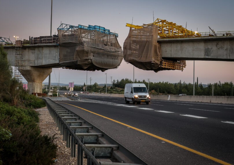 סכנת חיים: שברי בטון נפלו בכביש 431 - הקבלן זומן לשימוע