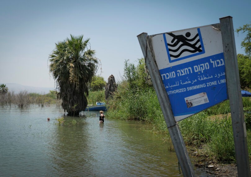 חילוץ בכנרת: שלושה צעירים נסחפו לעומק האגם על מזרון מתנפח