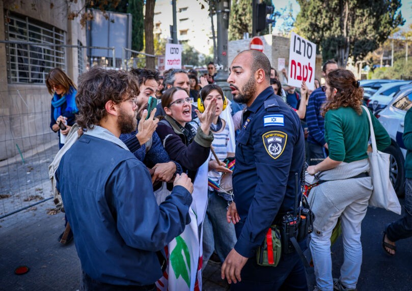 תיעוד: הפרצוף ההזוי של מפגינת השמאל כשתושבים התחננו לשקט