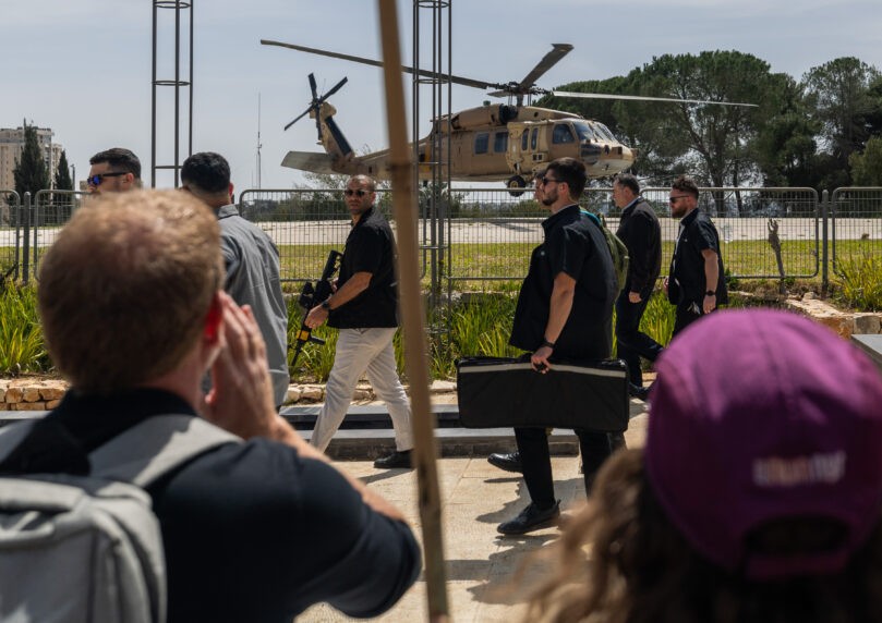 באופן חריג: שר הביטחון הגיע להצבעה בכנסת עם מסוק