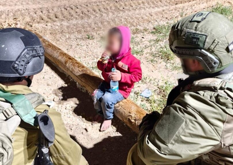 פאץ' משיח גלוי מוצמד לראשו של חייל | צילום: דובר צה"ל בערבית
