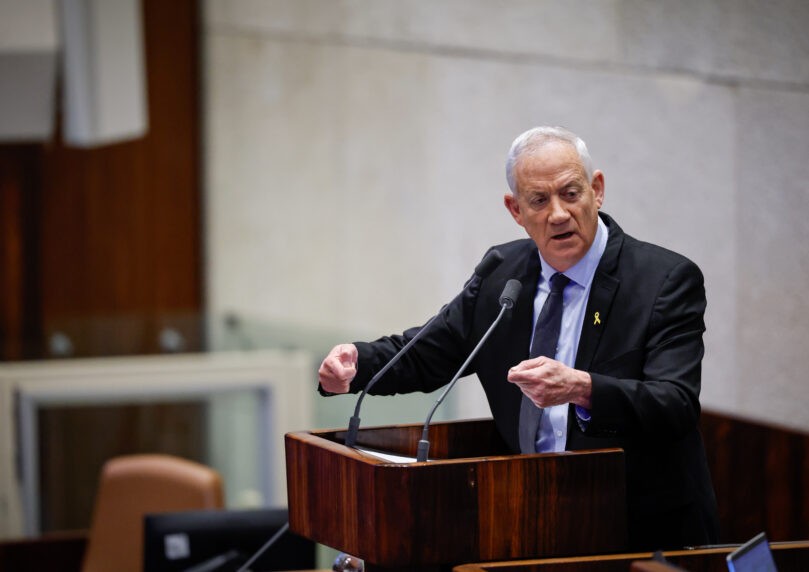 גנץ על הדיווח האמריקאי: "ישראל צריכה ויכולה לתקוף באיראן"