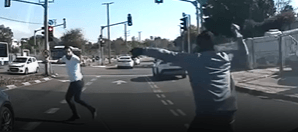 נהג נשדד באלימות בחולון, נמלט - ונפגע מרכב חולף | צפו