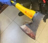 כתב אישום הוגש נגד החשוד שתקף אישה בגרזן | הסיפור המלא