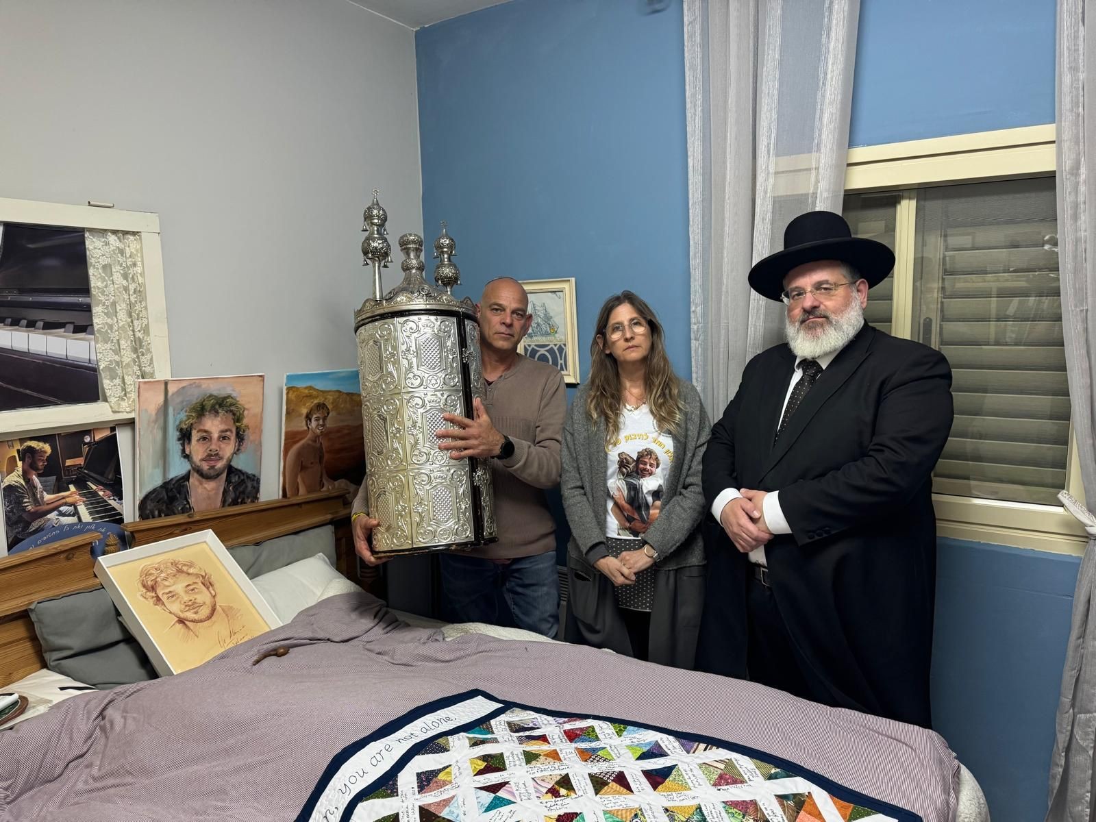"זה מה שמחזיר את אלון": הורי החטוף הכניסו ספר תורה לחדרו