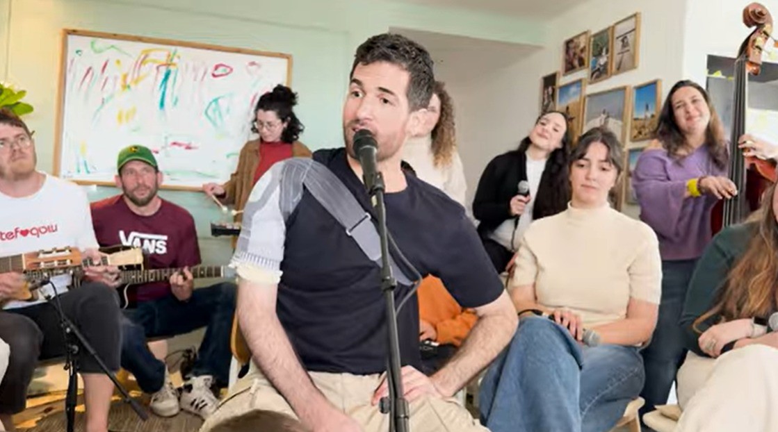 כשהוא מוקף בבני משפחתו: שורד השבי שגיא דקל חן בתיעוד מרגש