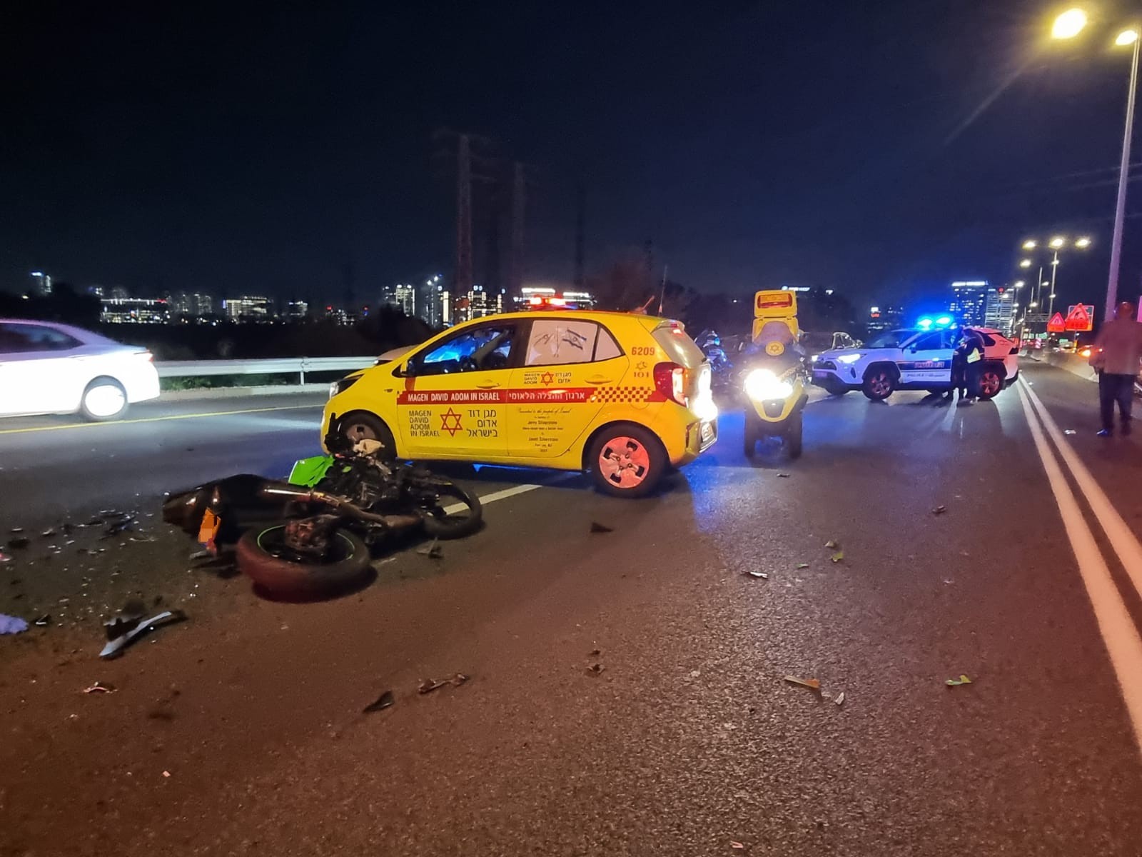 רוכבת אופנוע בת 19 נפצעה קשה בתאונה בכביש 4