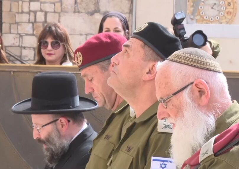 רגעים מרגשים: הרמטכ"ל הנכנס אייל זמיר מתפלל בכותל המערבי