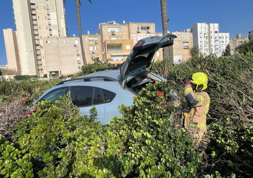 רכב סטה ממסלולו בחיפה ונכנס לשיחים, הנהגת פונתה במצב קל