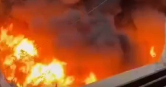 אש ותימרות עשן: מחסני אוכל בעזה עלו באש | צפו בתיעודים