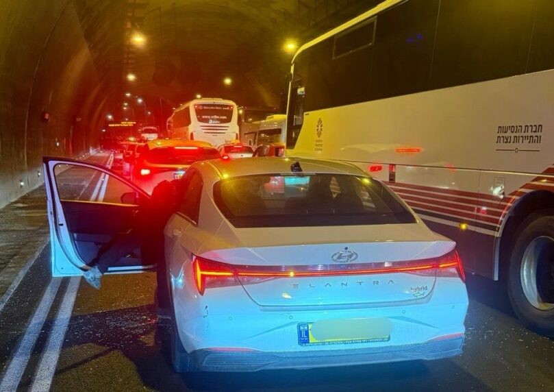 ניסה לברוח עם רכב שגנב, נתקע בפקק - ונעצר | תיעוד דרמטי