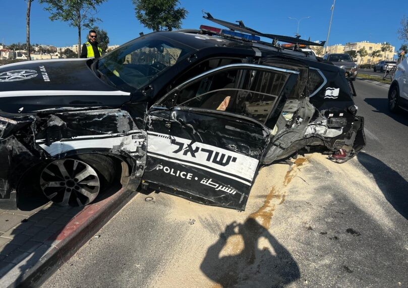 במרדף אחר גנבי רכבים: ניידת משטרה התהפכה בכביש