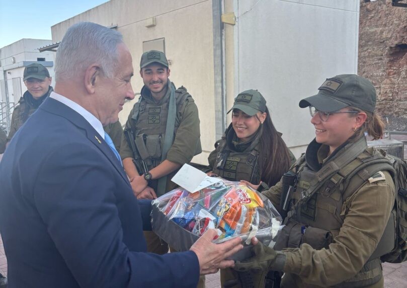 רה"מ נתניהו העניק משלוח מנות לחיילים, והעביר להם מסר אישי