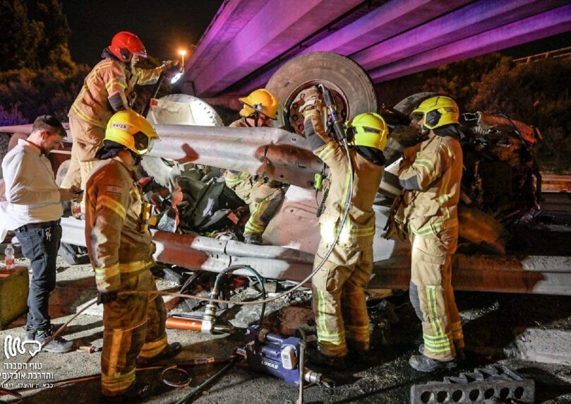 משאית נפלה מגשר בכביש 6 סמוך לבן שמן, גבר נהרג