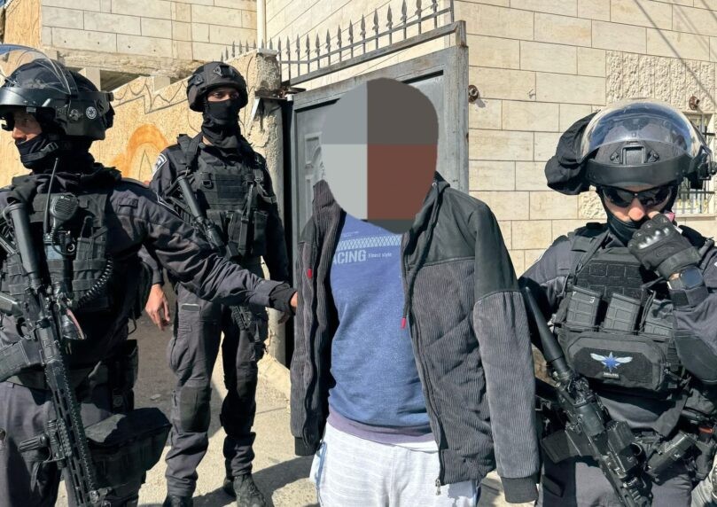 ערבי נעצר סמוך לחברון לאחר שניסה לברוח משוטרים והשליך נשק