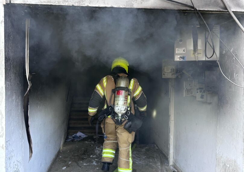 שריפה פרצה בדירת מגורים בחיפה: שני נערים וכלב חולצו בחיים