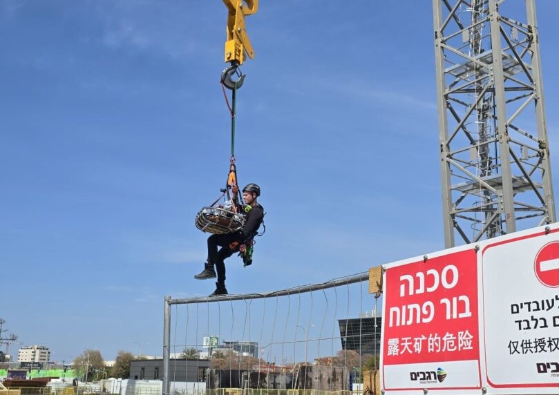 חילוץ דרמטי באשדוד: אדם נפל לעומק 15 מטר באתר בנייה | צפו