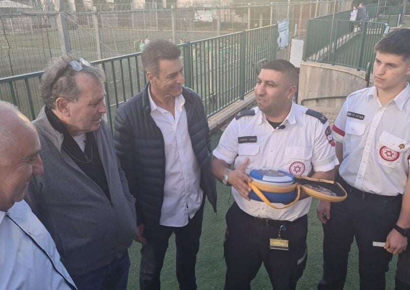 מטורף: התמוטט באמצע משחק כדורגל וניצל בזכות החייאה טלפונית