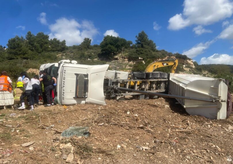 חולץ דרך השמשה: משאית התהפכה בטירת הכרמל, הנהג נפצע בינוני
