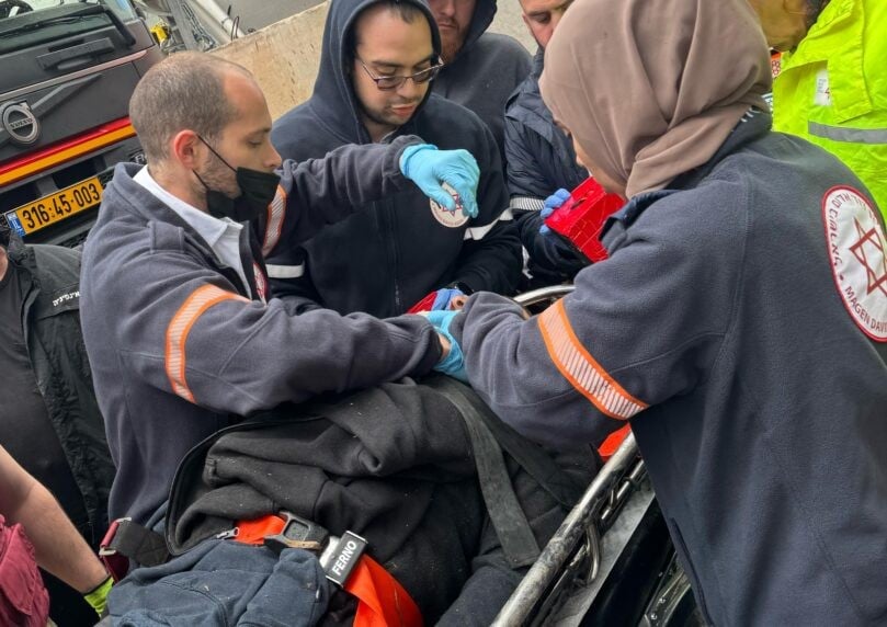 אדם נלכד בתוך נחל בחדרה - וחולץ כשהוא במצב בינוני