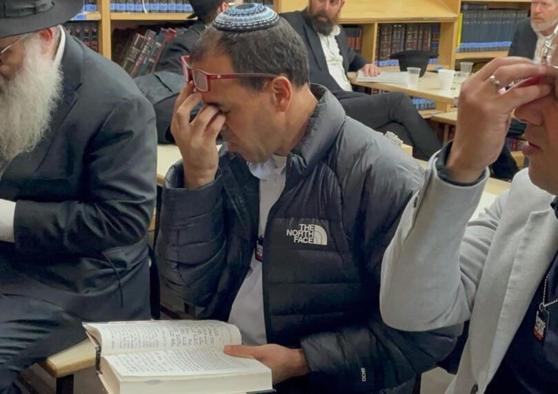 אלי שרעבי התפלל בציון הרבי מליובאוויטש ואמר קדיש ראשון