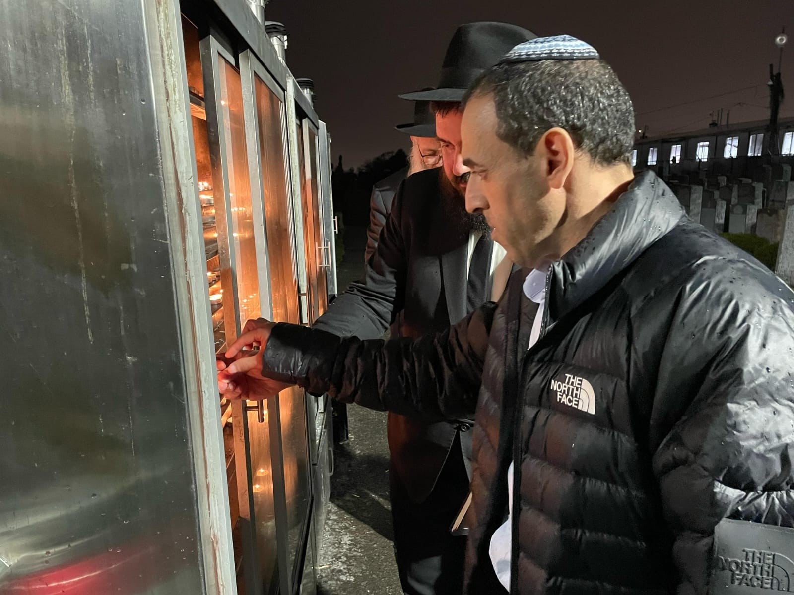 אלי שרעבי התפלל בציון הרבי מליובאוויטש ואמר קדיש ראשון