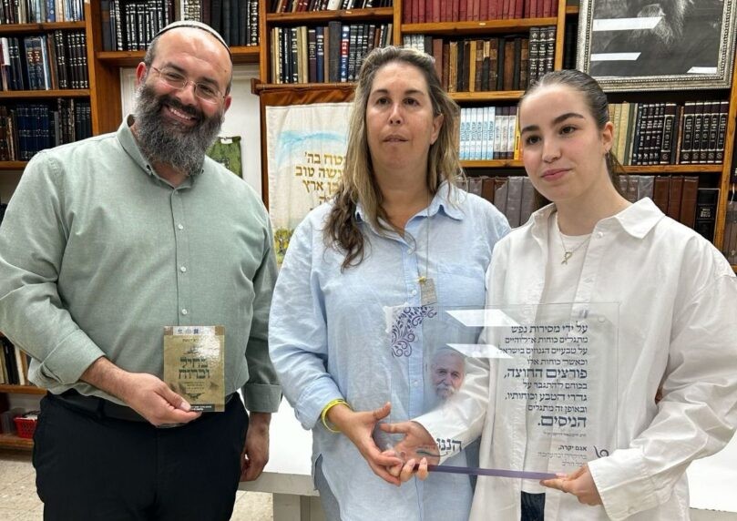הספר שהתגלגל לידי אגם ברגר בעזה - וסגירת המעגל המצמררת בארץ