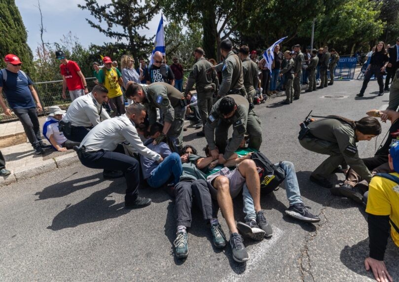 החלו ההצבעות על התקציב: עימותים מחוץ לכנסת, ח"כים הותקפו